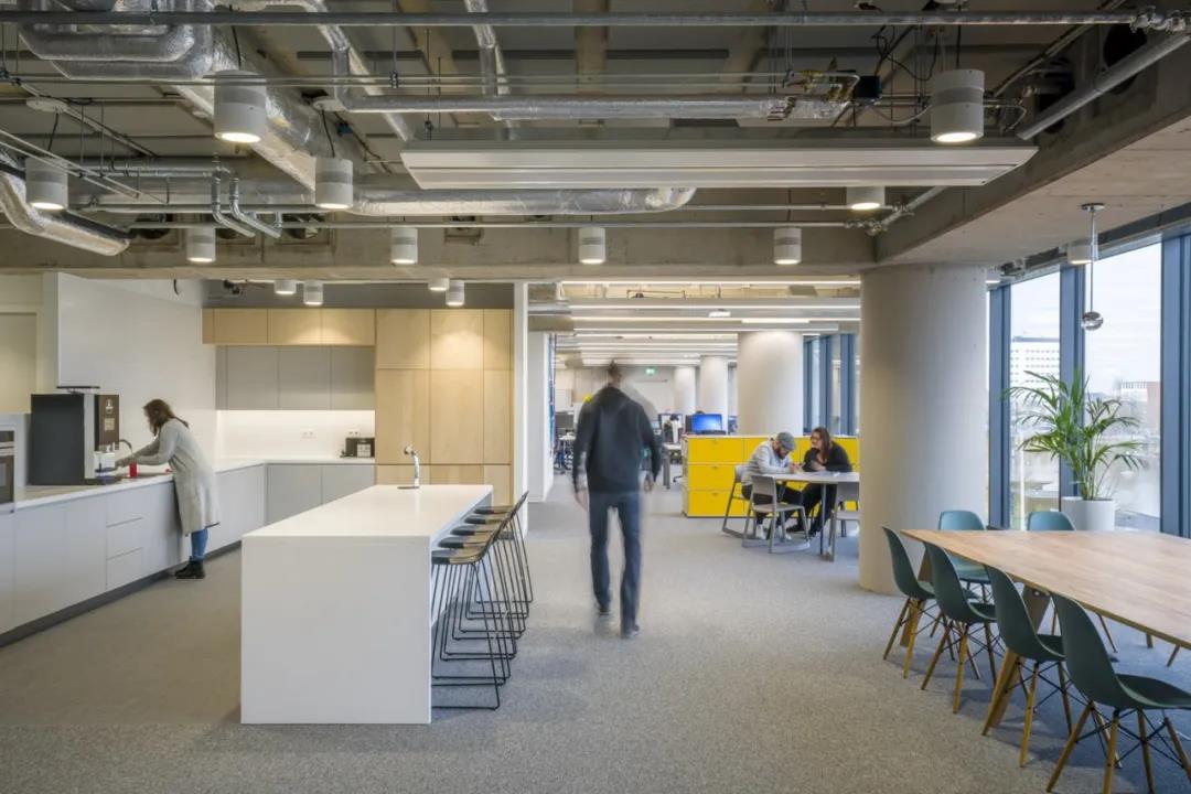 選(xuan)擇南(nan)京定(ding)製(zhi)辦(ban)公(gong)傢(jia)具廠(chang)傢(jia)，都(dou)有哪些(xie)註(zhu)意細節(jié)呢(ne)？