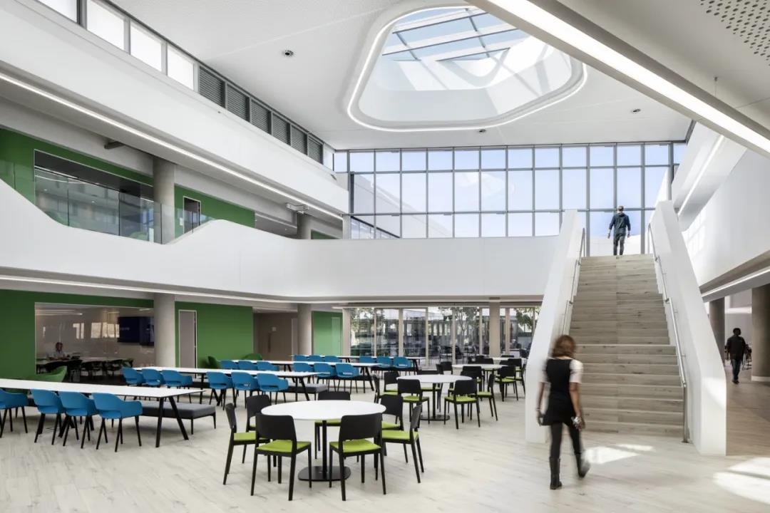 辦公(gong)傢具採(cǎi)(cai)購(gòu)水(shui)很(hen)深，需要註意哪(na)些(xie)？