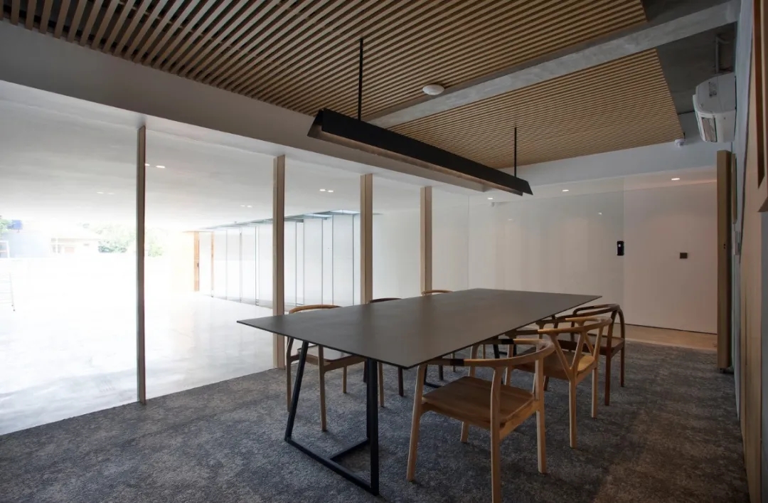 康冠(guan)告(gao)訴(su)您(nin)木質(zhì)辦(ban)公傢具(ju)該如(ru)何(he)保養(yǎng)(yang)