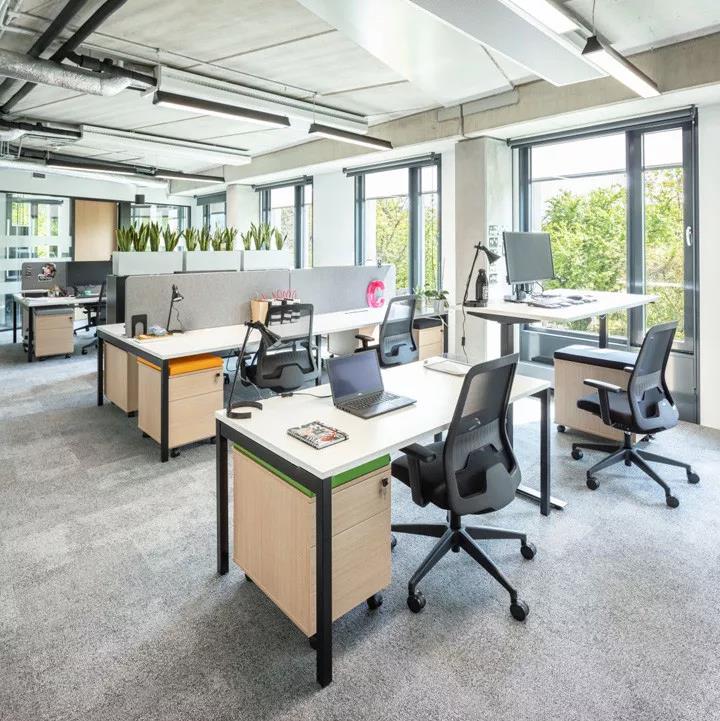 辦(ban)公(gong)傢(jia)具(ju)的(de)材(cai)質(zhì)也分爲(wèi)(wei)幾(ji)種