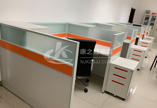 辦公(gong)傢具的(de)選(xuan)擇爲什麼都特(te)彆(bie)註(zhu)重(zhong)品質(zhì)(zhi)