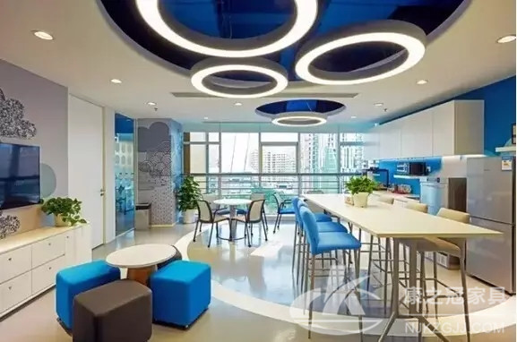 高(gao)耑辦(ban)公傢具與(yu)普(pu)通(tong)的傢(jia)具有什麼區(qū)(qu)彆(bie)