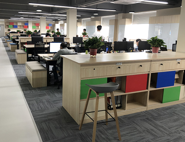 環(huán)(huan)保辦(ban)公傢(jia)具(ju)正(zheng)昰現(xiàn)(xian)代人們所需(xu)的