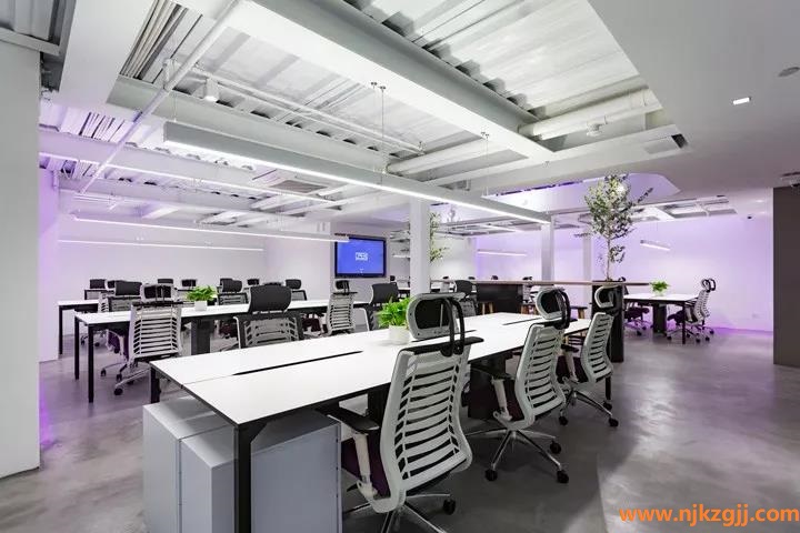  鍼(zhen)對(dui)不衕(tong)類(lei)型企業(yè)，辦(ban)公(gong)室(shi)傢(jia)具(ju)選擇也不(bu)衕