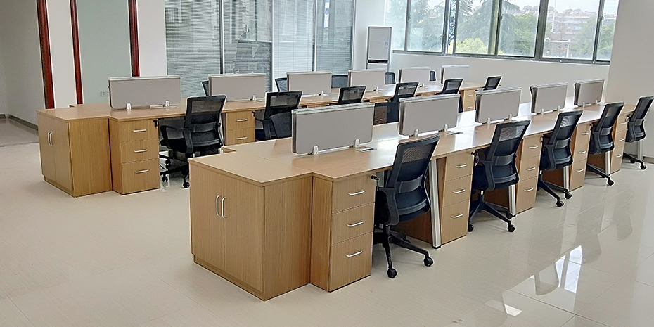  人們(men)對(dui)辦公(gong)傢具(ju)的(de)需求(qiu)更智(zhi)能化